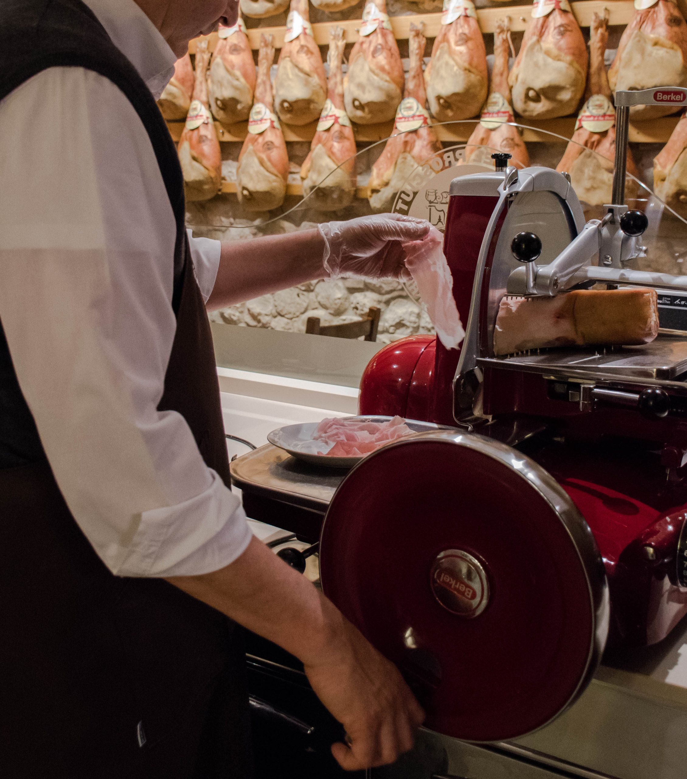 Differenza tra taglio a coltello e affettatrice