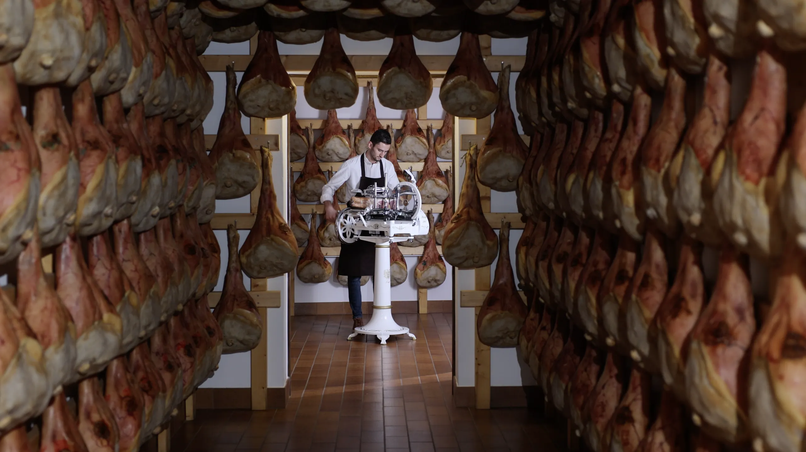 Affettare il prosciutto San Daniele: coltello o affettatrice?