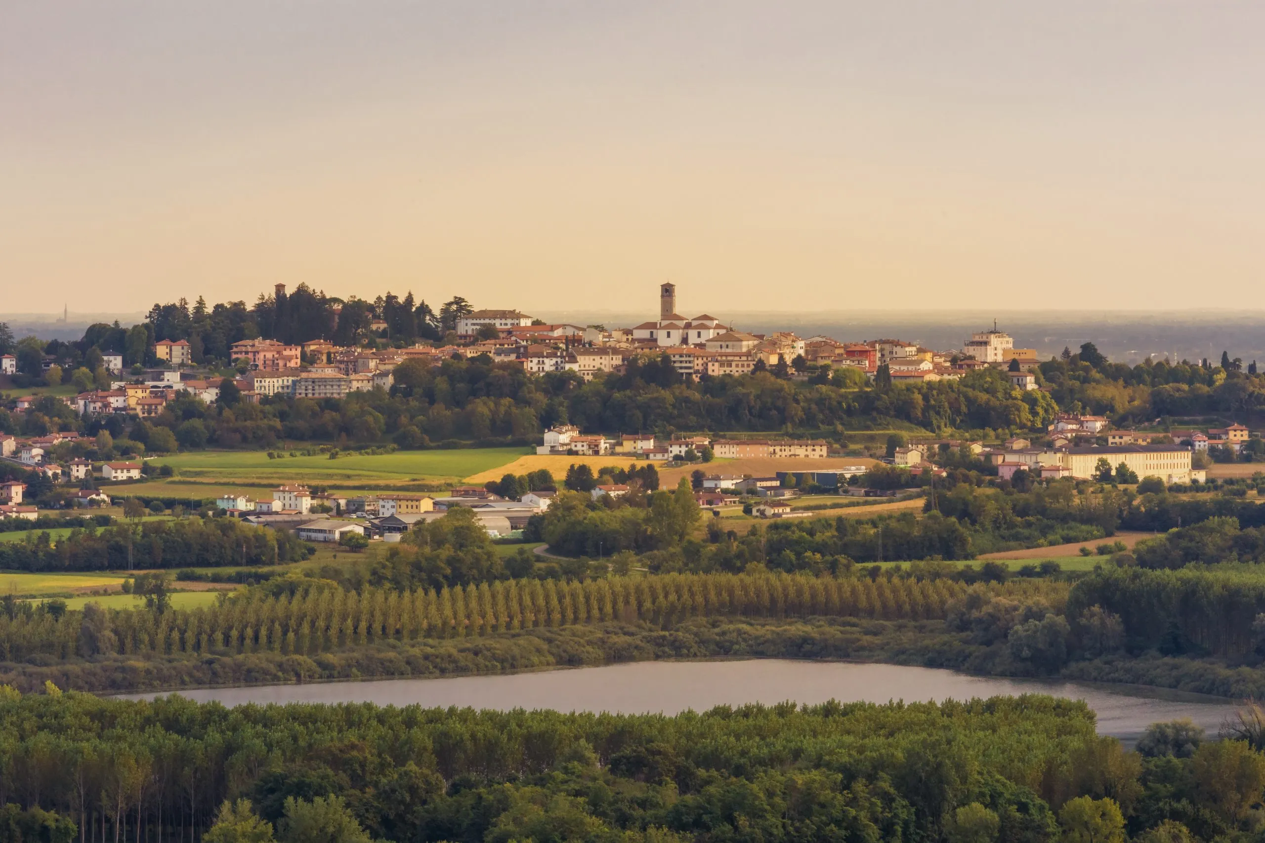 Vista panoramica di San Daniele del Friuli con le colline e il fiume Tagliamento sullo sfondo