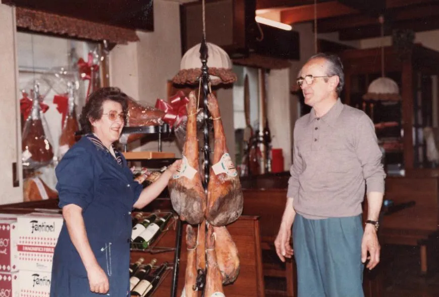 Caterina al lavoro nella gestione della bottega di prosciutto a San Daniele del Friuli
