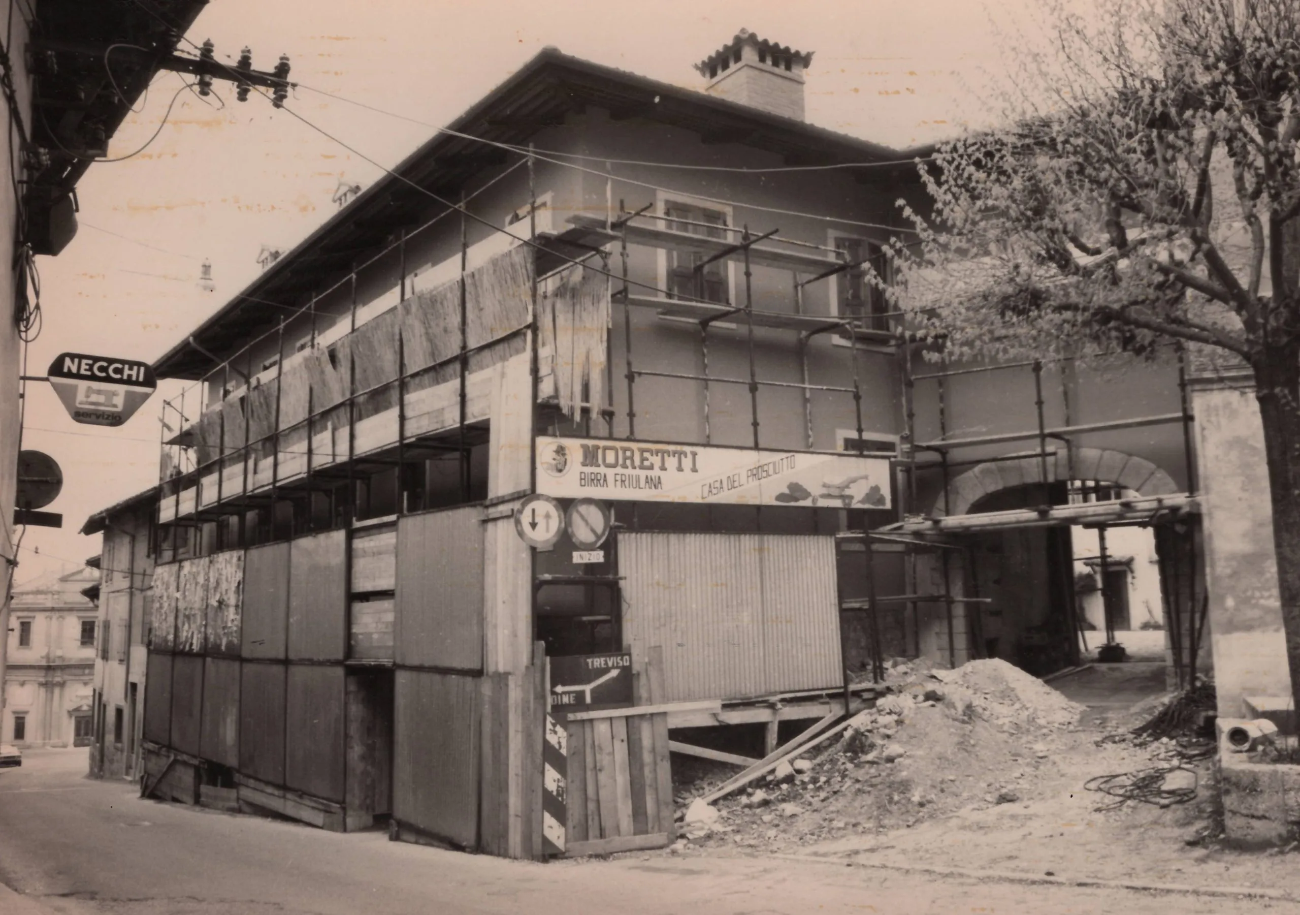 La sede de La Casa del Prosciutto a San Daniele del Friuli dopo il terremoto del Friuli del 6 maggio 1976